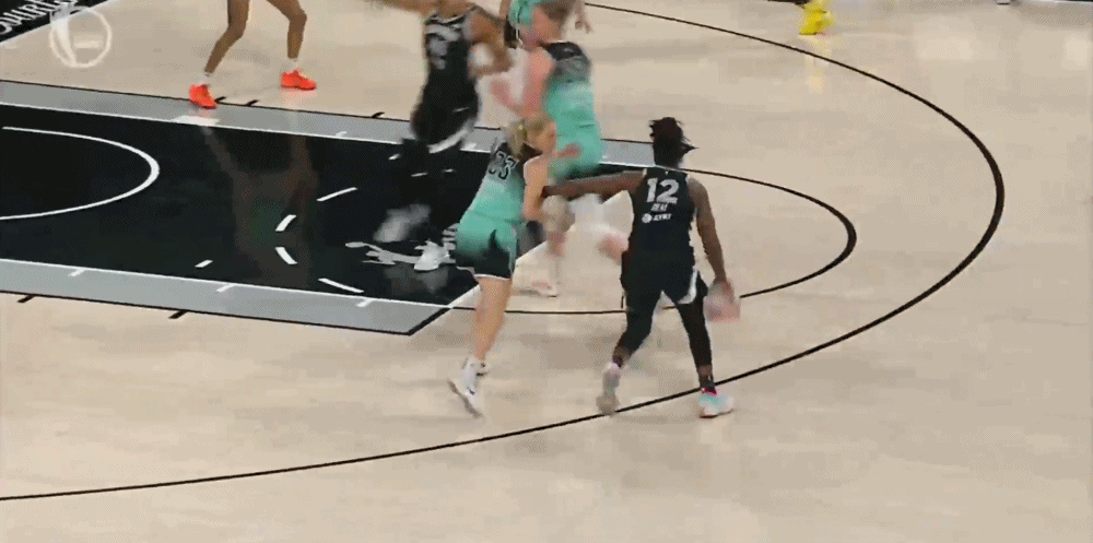 威尔逊＆切尔西·格雷各取11分，王牌半场落后背靠背的自由人