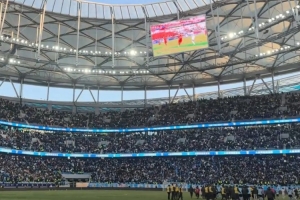 世界级的震撼！梭鱼湾6万名球迷赛后大合唱，比肩演唱会现场