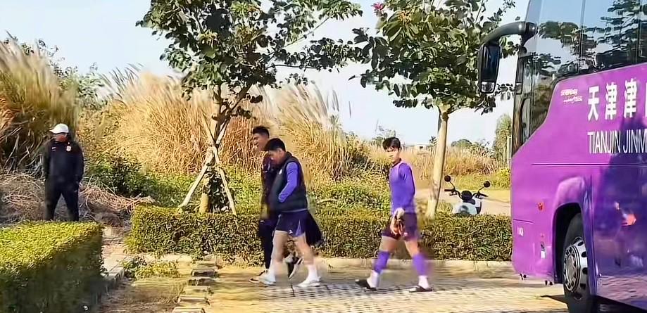 博主：此前传闻离队的门将方镜淇，已出现在津门虎冬训阵容中
