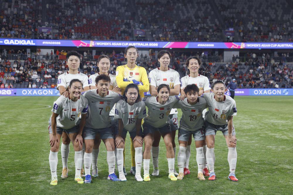 裁判帮倒忙！东道主遇大麻烦，中国女足仁至义尽，朝鲜队偷着乐